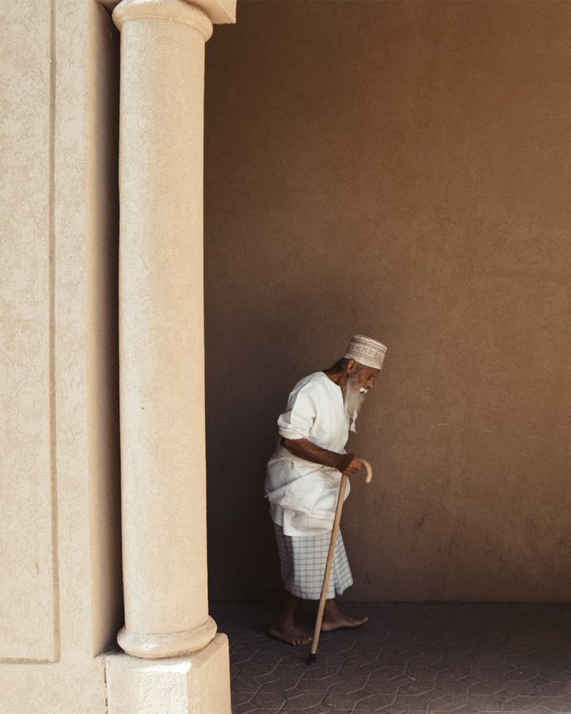 nizwa souq old omani man walking