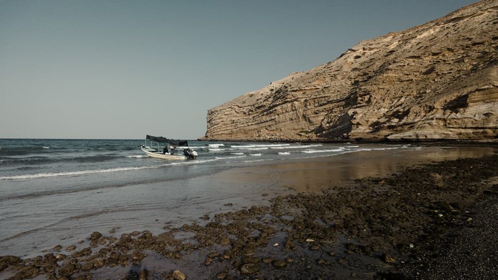 7 day Oman Itinerary: one week Oman road trip Qantab beach at sunset