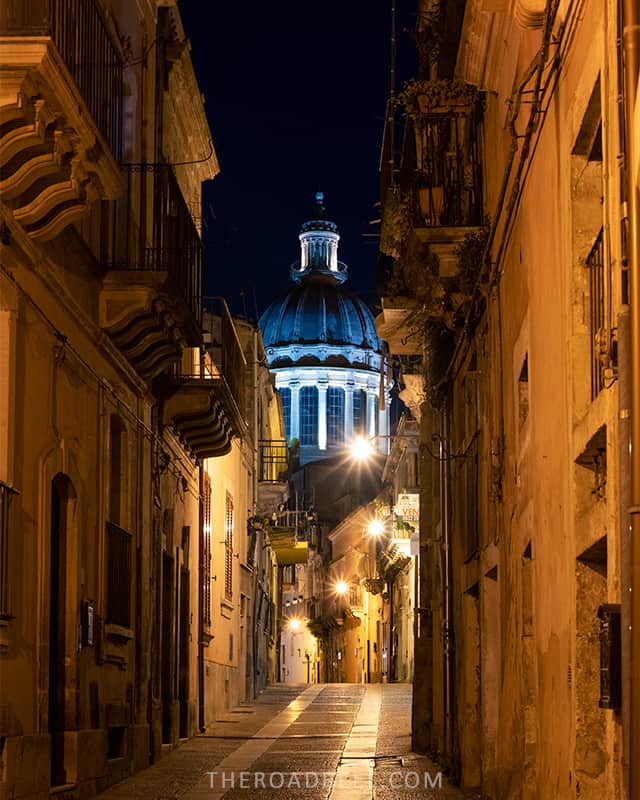 Guide to Ragusa, Sicily: street leading to Duomo di San Giorgio at night