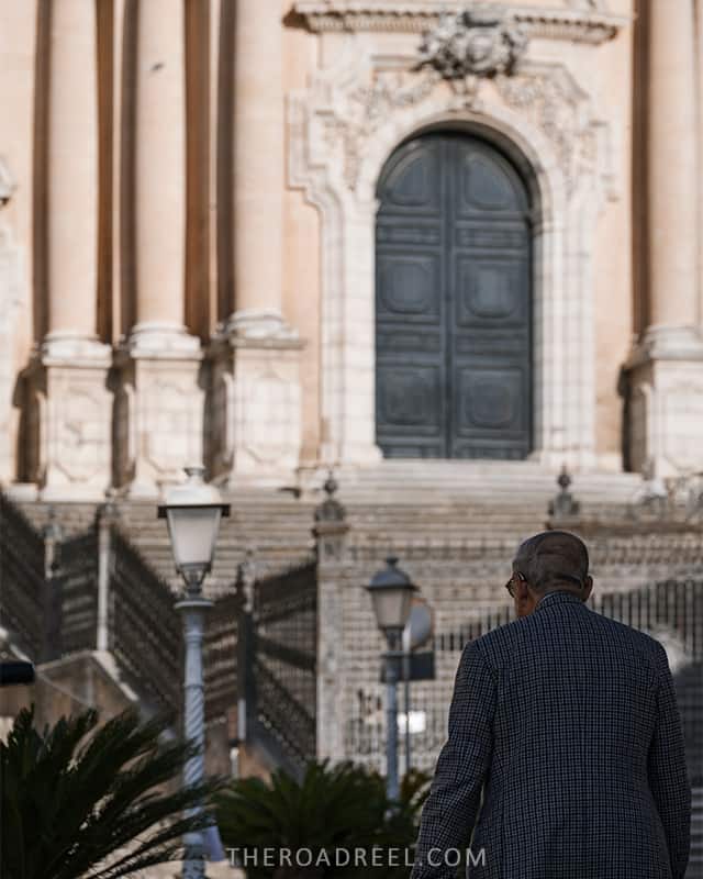 Guide to Ragusa in Sicily, old man walking in Rgusa ibla piazza del duomo