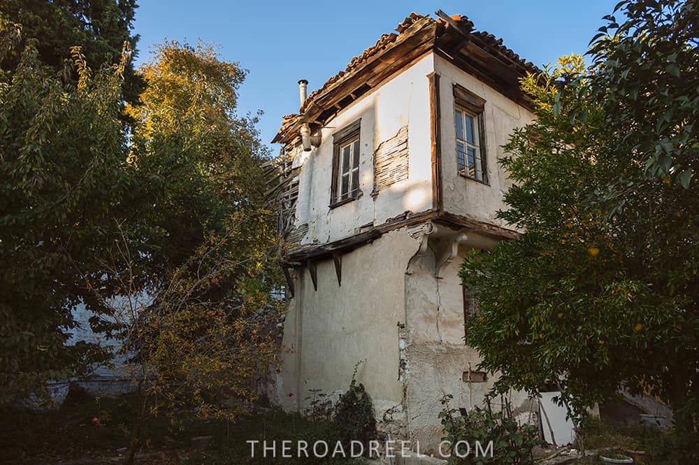 Travel guide to Kastoria, Greece: abandoned Ottoman houses