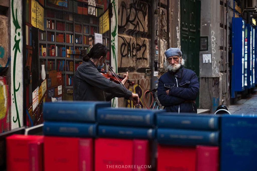 music in naples- street artist playing violin