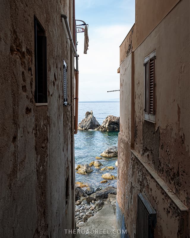 The best things to do in Scilla & Chianalea- alleyways in Chianalea