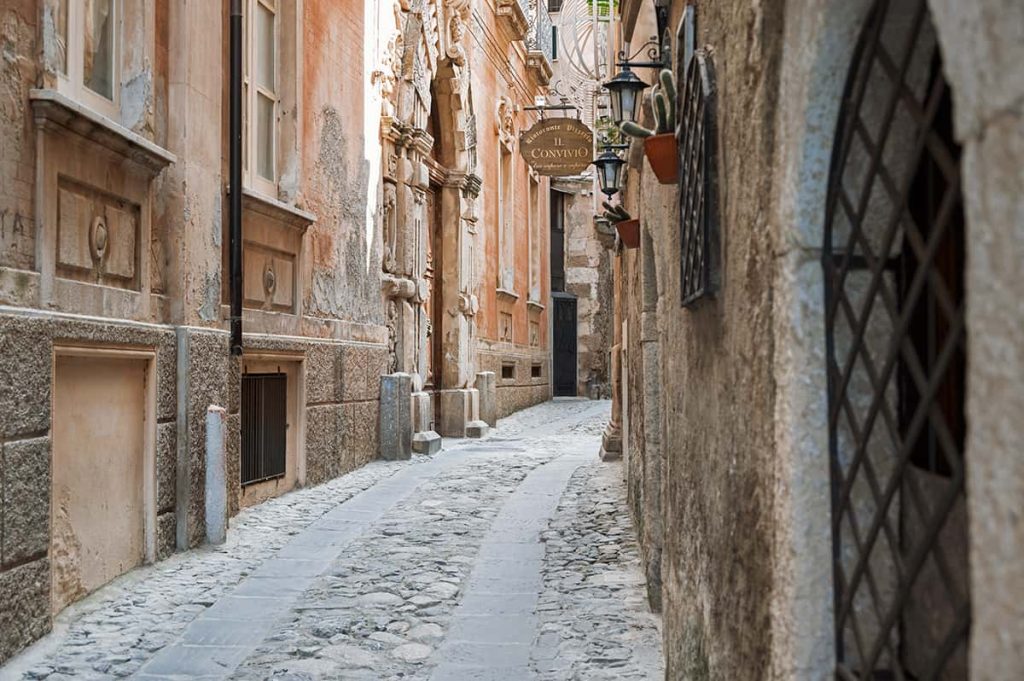What to do in Tropea- explore the alleyways