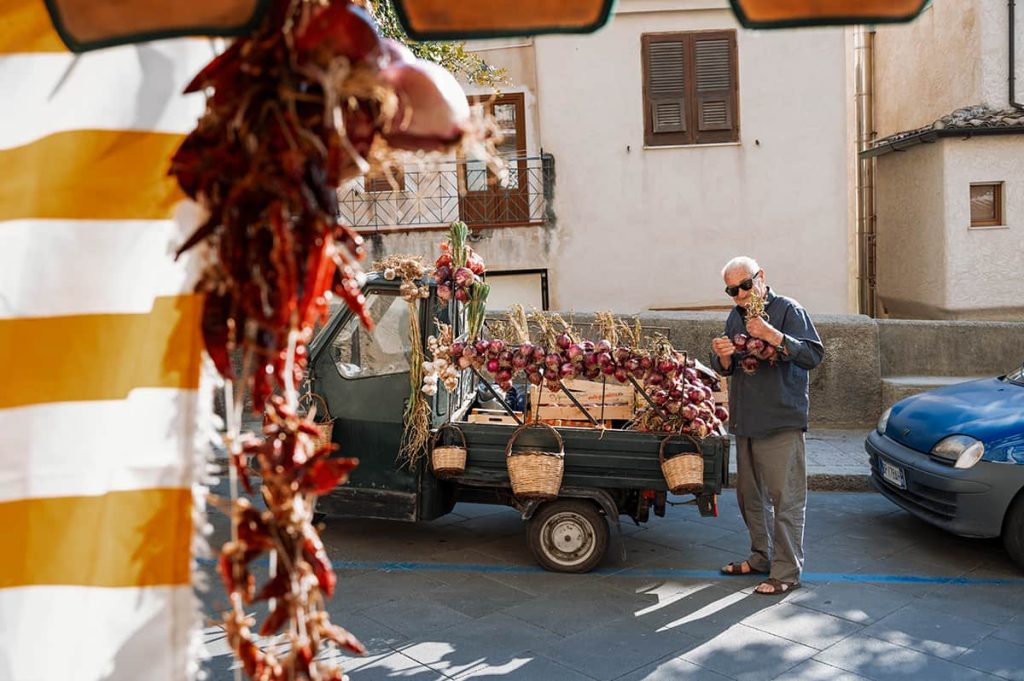 best things to do in tropea- sample the red onion- an old man selling onions in tropea