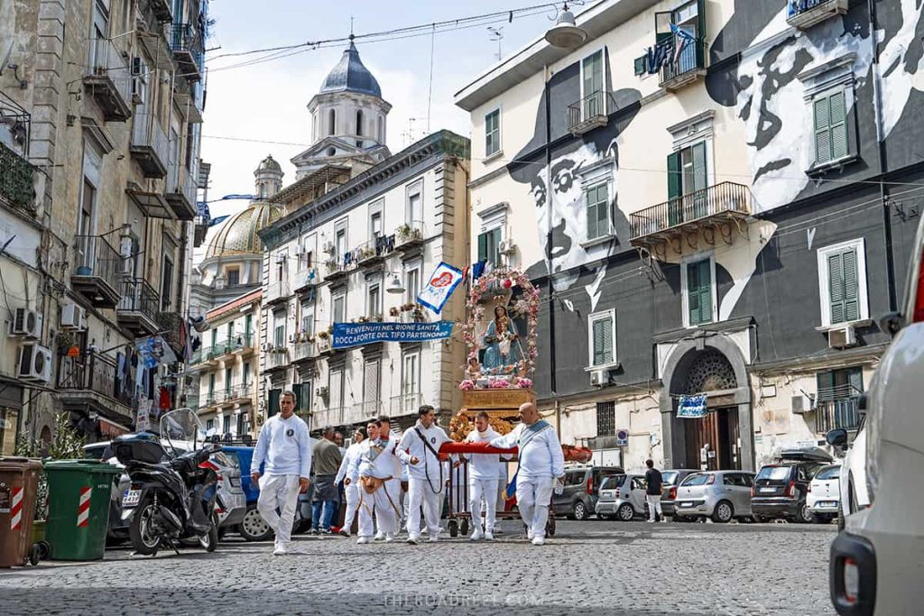 2 days in Napoli, Italy: murals and religious procession Rione Sanita