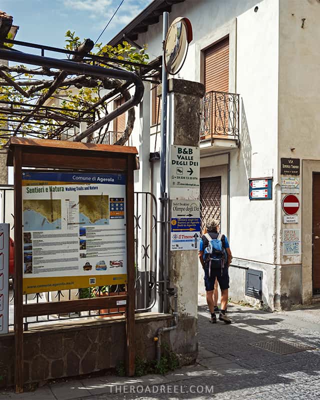 Small street of Via pennino that you have to follow towards the trailhead of the hike